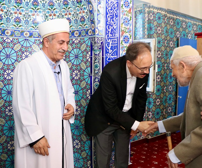 Vali Kızılkaya, Bayram Namazı Sonrası Halkla Bayramlaştı
